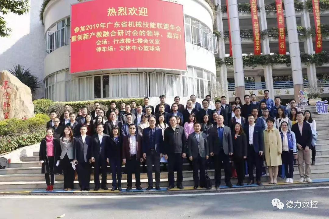 學校領導與聯盟企業合影留念