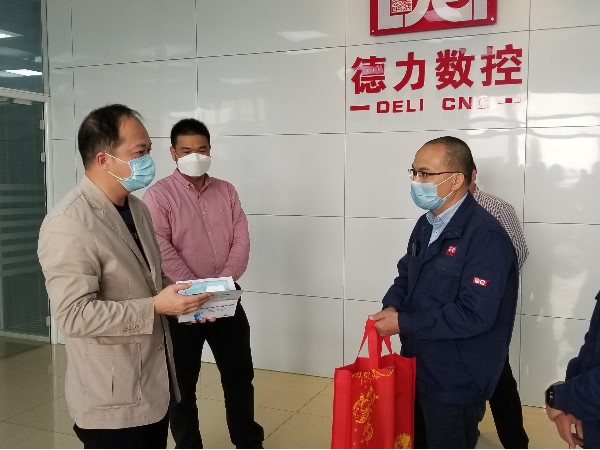 鎮領導走訪廣州德力數控并指導做好疫情防控期間復工復產工作