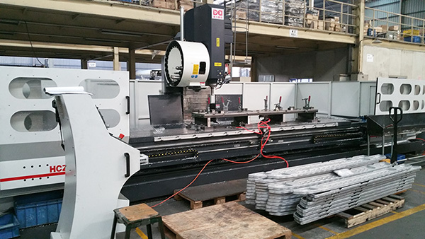 鋁合金經過加工壓鑄成型后使用德力數控設備精密深加工