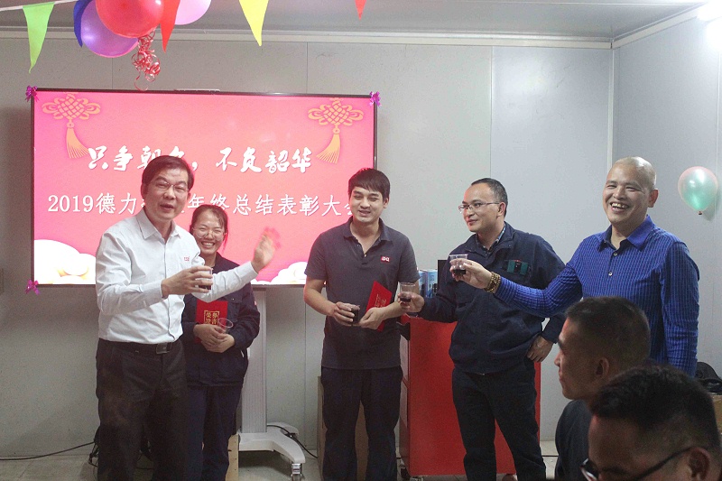 劉總為德力優秀員工頒發榮譽證書